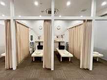 若松整体院若林区院の雰囲気（施術は個室やカーテンでプライベートな空間を確保しております）