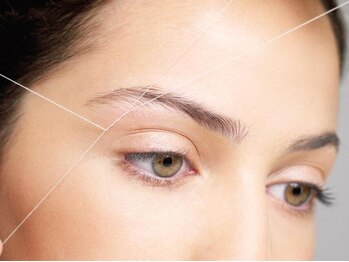 イーエムエー(e.m.a)の写真/《話題のスレッディングで似合わせ眉毛ケア♪》アイブロウスレッティング(糸)脱毛¥5500！メイク時短にも◎