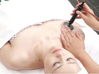 アニス/デコルテ施術シーン