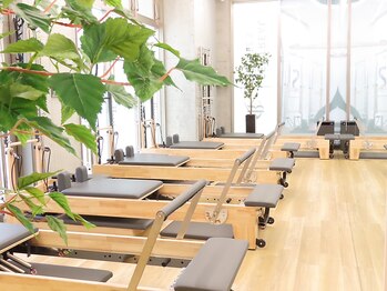 セントリアル ピラティス ジャパン 表参道(Centreal Pilates Japan)の写真/「一人だと不安」「女性だらけの空間が気になる」方に◎人目を気にせず1人or2人で楽しく集中してレッスン☆