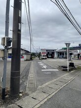 ポーラ ステラ ノール店(POLA)/スタンドの手前に道があります