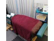 エムケーカイロプラクティックの雰囲気（特別なベッドでコトンと調整。低周波マッサージや吸い玉も活用。）