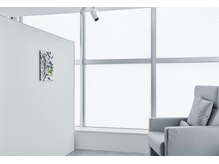 スパイラルネイルサロンの雰囲気（全4席。ソファー席でリラックスしてケアをお楽しみいただけます）