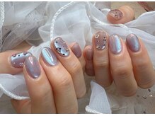 ペールニコラの雰囲気（光の動きは自由自在☆デザインに迷ったらマグネットネイル♪）