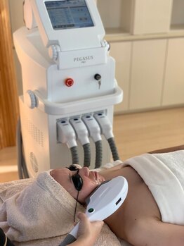 ネイルサロン エジラランテ(esilarante)の写真/美肌効果もある最新の脱毛マシンで、つるつる肌に♪お顔の産毛や口周りの産毛もスッキリ！化粧ノリもUP◎