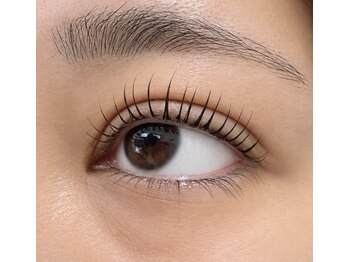 カナサ 城間店(KANASA)の写真/《低価格×丁寧》盛りすぎない仕上がりで大人女性に大人気☆自まつ毛を根元から長く立ち上げる！