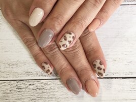可愛いヒョウ柄ネイル