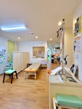 尾田整骨院/緑とオレンジが基調の明るい院内