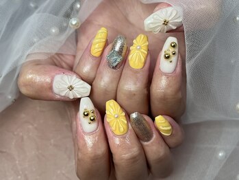 トリー アンド デリー(Toliy&Deliy)/YellowｘWhiteのフラワーネイル