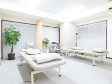鍼灸院 整骨院ティップ 春日院の雰囲気（院内は白とグレーを基調としてオレンジで暖かく広々とした空間。）