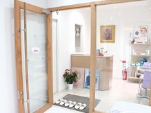 メナードフェイシャルサロン 丸の内ヒルズ/白を基調とした清潔感のある内観