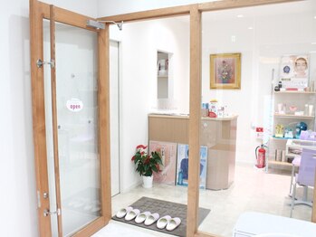 メナードフェイシャルサロン 丸の内ヒルズ/白を基調とした清潔感のある内観