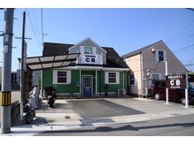 シービー(CB)の雰囲気（おしゃれなアメリカンハウス♪緑の外壁が目印です！店舗前駐車場）