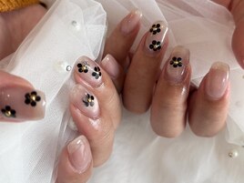 大人シンプルフラワーネイル