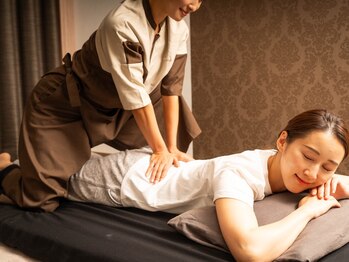 リラク 新横浜プリンスホテル店(Re.Ra.Ku)の写真/「体が硬くて不安…」という方にこそ。もみほぐし中心の優しいタイ古式で、頑張るお体をリセット。