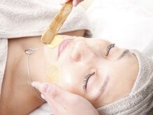 アンベリール(Embellir)/松ヤニワックスを塗布