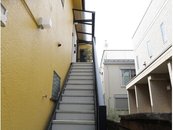 モアザン 祐天寺(MORETHAN)/階段を上がった2階がサロンです