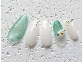 爽やかなフラワーネイル