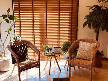 グランツ 小山店/木と緑の温かみのある1階の受付