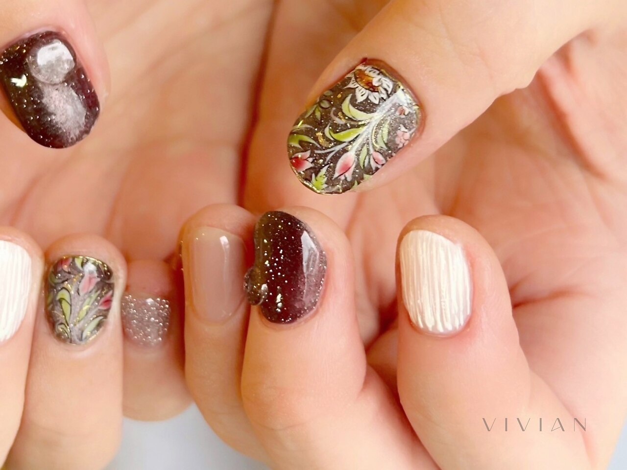 2025年-2026年冬トレンド】オレンジブラウン ハンドのネイルデザイン集