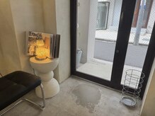 ラクエ(Laque)の雰囲気（白を基調とした明るい店内です◎大きな窓が目印です）
