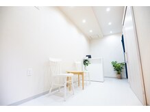 アイビー(Ivy)の雰囲気（受付　白を基調に清潔感のある店内に）