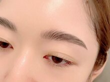 眉パーマ×ワックスで毛流れと形を整える【ハリウッドブロウ】