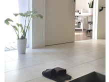 小さなホームサロンです。お部屋は玄関入ってすぐになります。