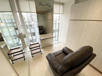 ビューステージ アイブロウサロン 新宿東口/清潔感があり落ち着いた空間です