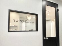 ツインズアイラッシュ(TWINS Eyelash)の雰囲気（黒扉が迎える高級感ある入り口★名前入り窓がアクセント！！）