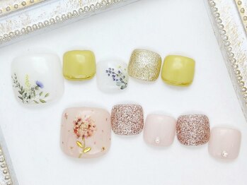 ネイル アンド アイラッシュ虹の写真/ハンドネイルができない方にもオススメ◎繊細なアートで気分＆印象もUP!足先にも流行を取り入れましょう♪