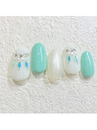 パステルグリーンビジューネイル