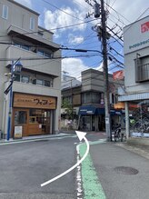 美時雨/３ヴィヨンと西河製菓店の間を進