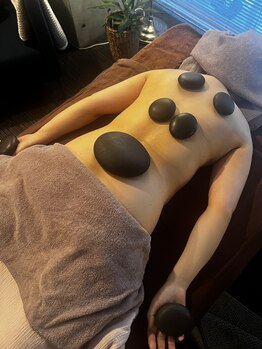 スミカ(sumika)の写真/身体の芯からじんわり温めて手足の冷えを解消♪ホットストーンとアロマのケアで血行促進＆代謝UPに効果◎