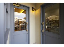 ネクサス(NEXUS)/接骨院/ネイル　入口ドア