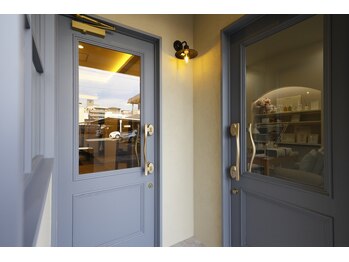 ネクサス(NEXUS)/接骨院/ネイル　入口ドア