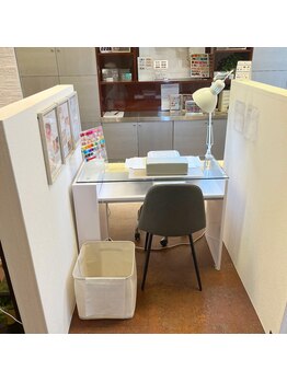 プラウネイル(Plow Nail)/店内★ハンドネイル施術席