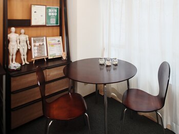ふわりはり灸整体院/明るいカウンセリングスペース
