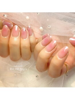 リッシュ トロワ(RICHE trois)/じゅわ血色チーク&パールグラデ