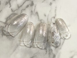 キラキラスノーネイル