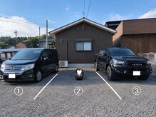 エレシア(ERECIA)の雰囲気（無料駐車場｜サロン外観｜1-3番の空いている所にお停めください）