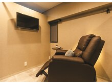 ゆったり過ごせるリクライニング施術チェアー。小顔頭蓋骨矯正◎