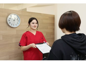 麻生駅上鍼灸整骨院/受付 笑顔でお待ちしております