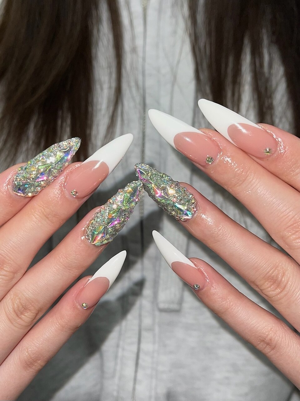 2025年-2026年冬トレンド】ホワイト スーパーロングのネイルデザイン集