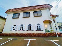 白を基調とした”ハワイ”を彷彿とさせる外観が目印です＊