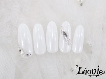 レオニー(Leonie)/ホワイトオーロラネイル