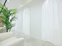 エムズアイブロウ(M’sアイブロウ)の雰囲気（こだわり白基調のまぁるい個室でゆったりお過ごしください#韓国）