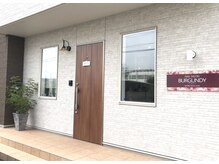 バーガンディ(BURGUNDY)の雰囲気（駐車場すぐサロン前！）
