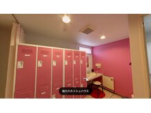 旭川スカッシュハウスの雰囲気（男女別のシャワー付きロッカールーム完備。）