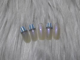ストライプ柄フレンチネイル